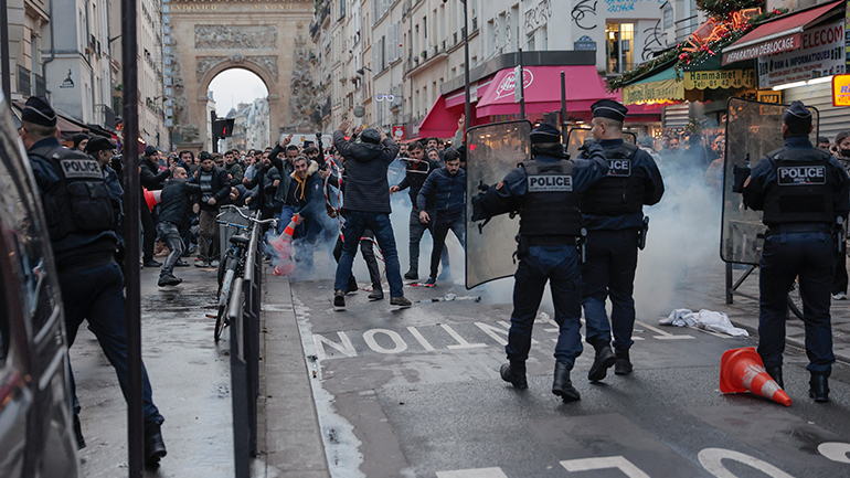 Επεισόδια στο Παρίσι μετά το φονικό στο πολιτιστικό κέντρο